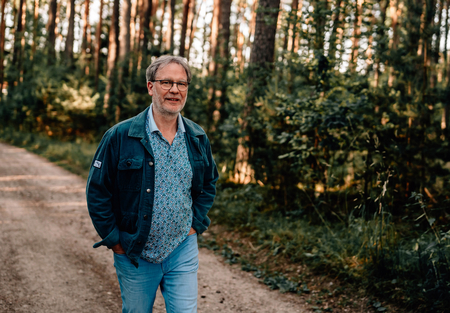 Frank Schmitz geht im Wald spazieren