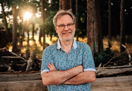 Über Frank Schmitz - Hypnosetherapie Schwabach Nürnberg Frank Schmitz geht im Wald spazieren